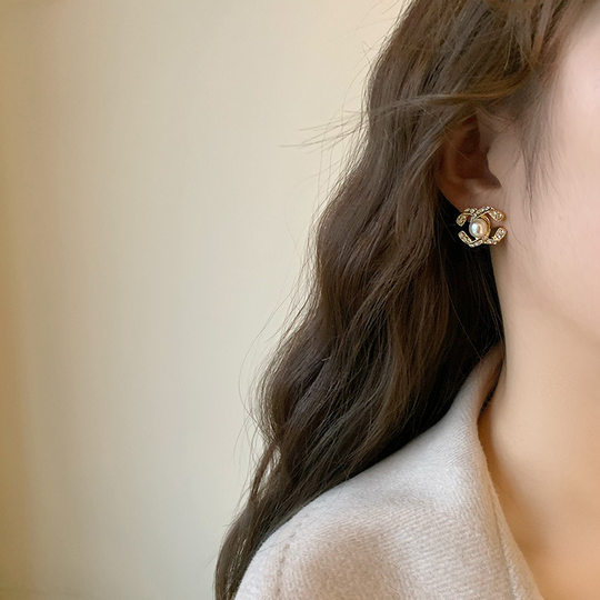 British Dura Walk Pearl Silver Needle Earrings, New Trendy Style, High-End Earrings for Women, Exquisite, Light Luxury, Niche