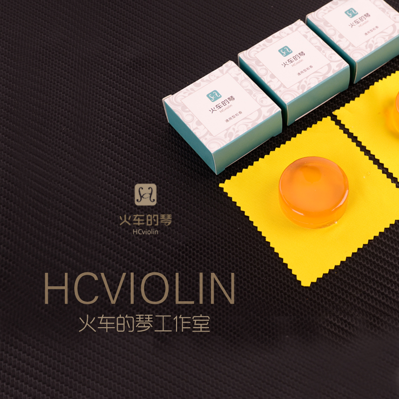 The piano of the train is slightly dusted with rosin