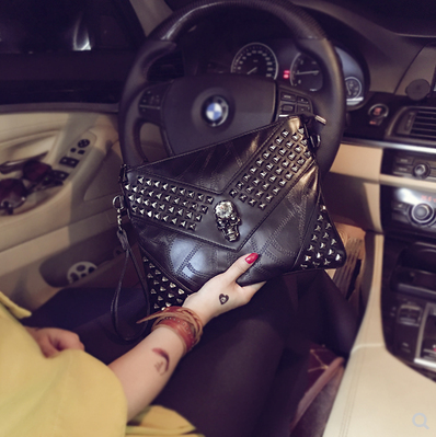 New Trendy Men Cortical Hand Grip Pack Trendy Rivets Hands bag Leisure Files iPad Single shoulder diagonal Trans-Taobao