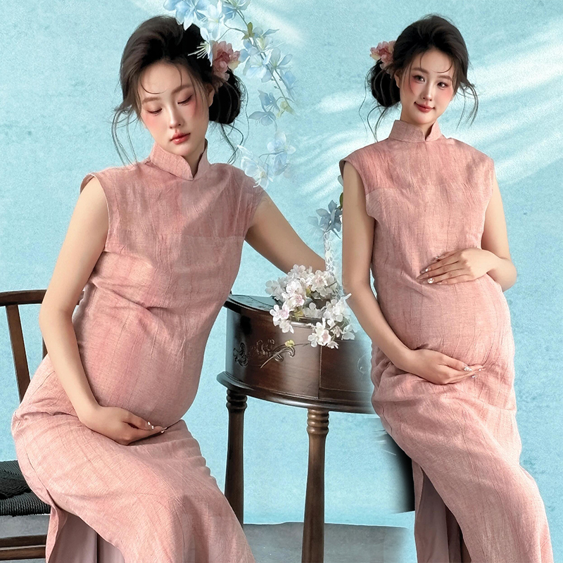 New Chinese-Style Retro Improved Cheongsam for Maternity Photoshoot in a Studio, Suitable for Home Art Photography of Pregnant Mothers New Chinese-Style Retro Improved Cheongsam for Maternity Photoshoot in a Studio, Suitable for Home Art Photography of Pregnant Mothers