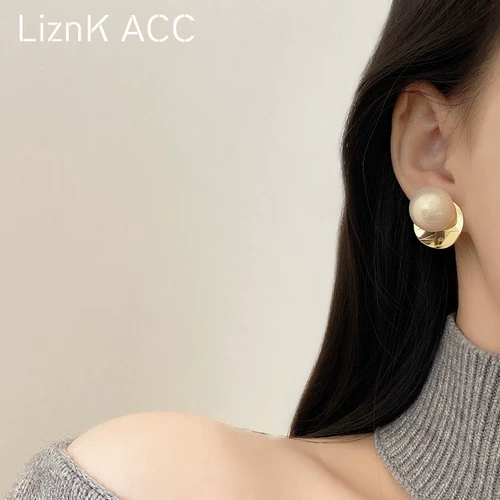 Металлические небольшие дизайнерские серьги, европейский стиль, 2024 года, тренд сезона, легкий роскошный стиль, популярно в интернете