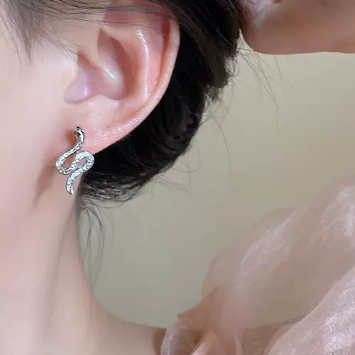 Небольшие дизайнерские универсальные серьги, популярно в интернете, легкий роскошный стиль