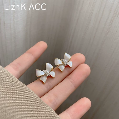 Цирконий с бантиком, летние небольшие дизайнерские серьги, тренд сезона, 2024 года