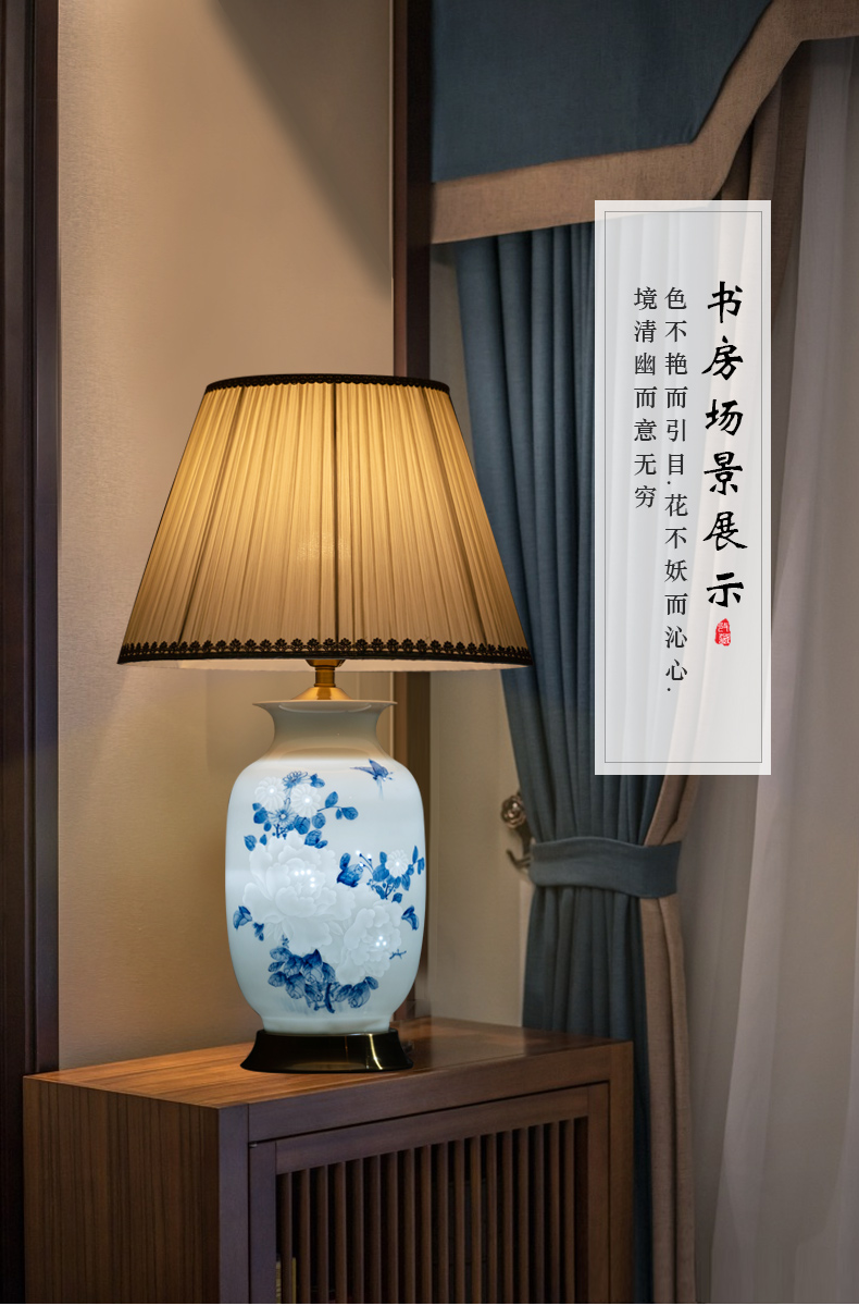 Jingdezhen ceramics peak blooming flowers desk lamp of the blue and white porcelain vase knife clay I the new Chinese style bedside lamp