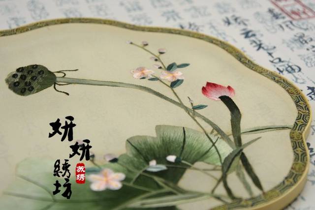 Suzhou ຖັກແສ່ວດ້ວຍມື embroidered Xiangfei ໄມ້ໄຜ່ພະລາຊະວັງພິເສດພັດລົມ jade ໄມ້ໄຜ່ embroidered ພັດລົມ lotus ສອງດ້ານ embroidered ແບບຈີນໄດ້ຕະຫຼອດພັດລົມ