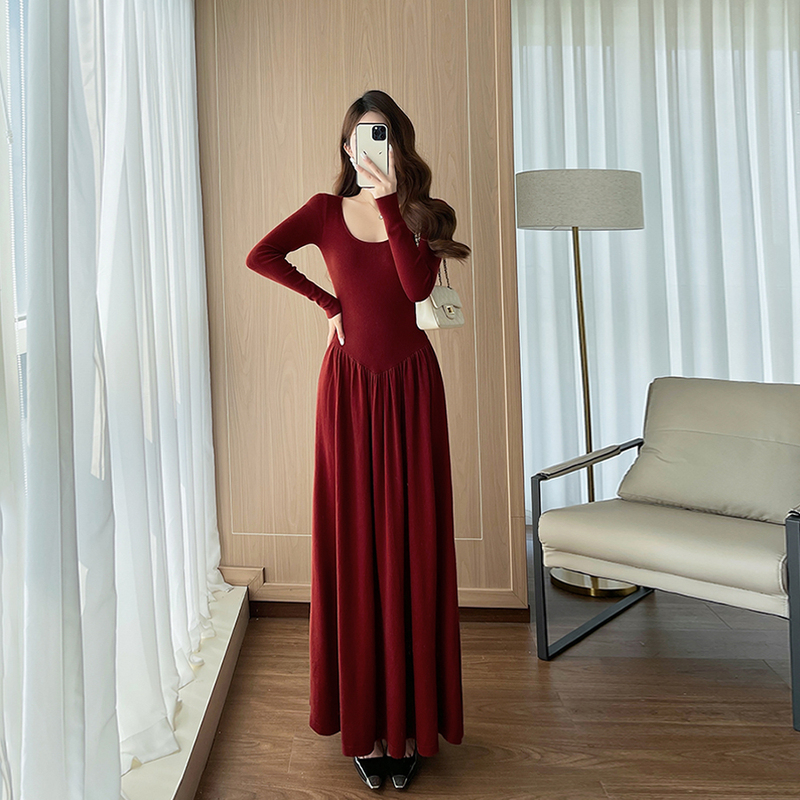 Early Spring Tall and Elegant French-Style Extra-Long U-Neck Long-Sleeved Knit Dress with Floor-Length A-Line Skirt