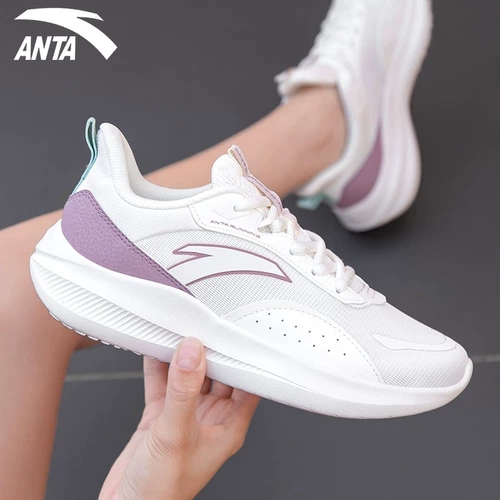 Летняя спортивная обувь для матери