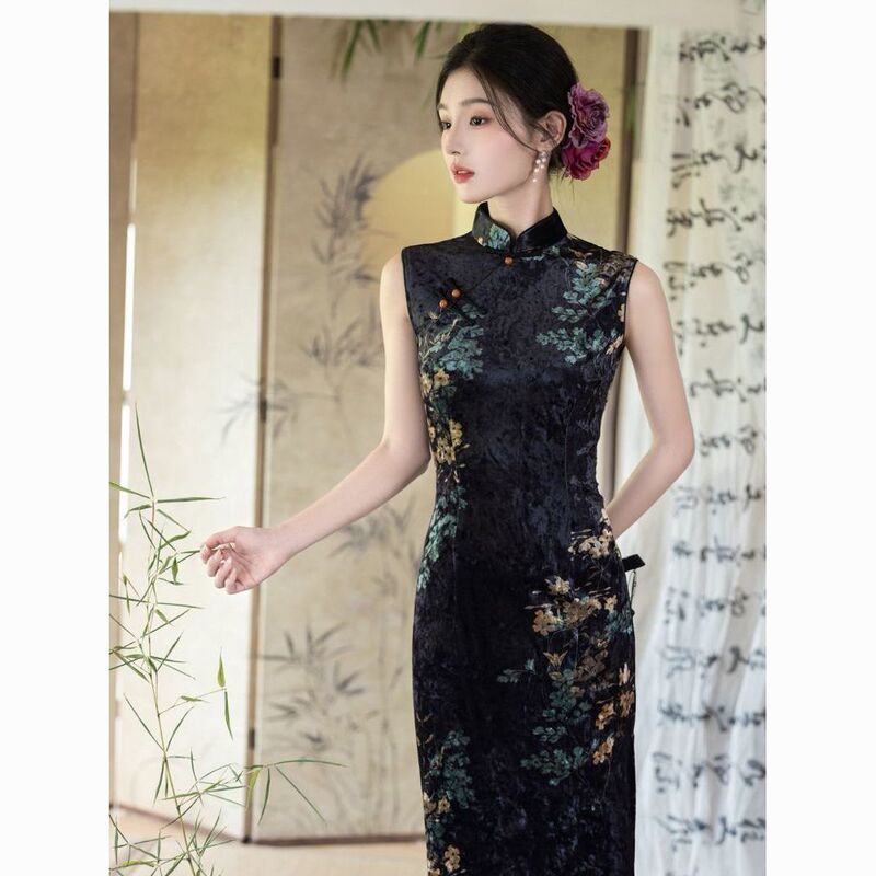 New Chinese-Style Sleeveless Cheongsam 2026 New Model, Elegant and Slimming, Long Style, Suitable for Runway Shows, Performances, and Everyday Wear for Women