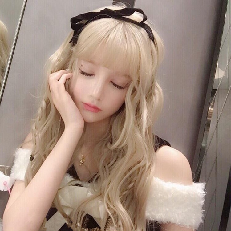 Day series cartoon cosplay hairstyle Soft girl light golden wig anchor Makeup Wig woman with a long curly hair
