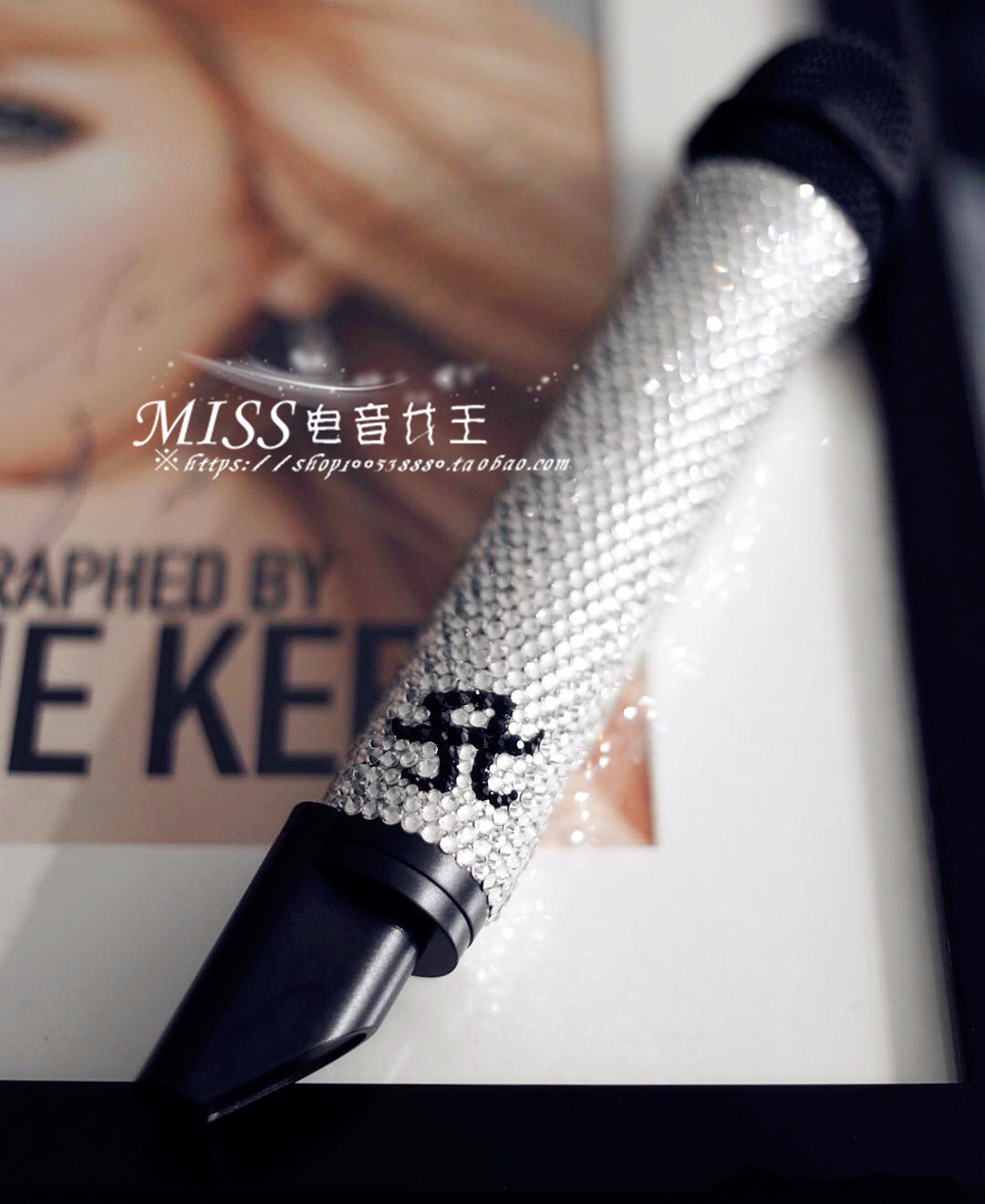 Ayumi Hamasaki diamond-studded props microphone performance false singing microphone simulation microphone anchor singer wireless microphone