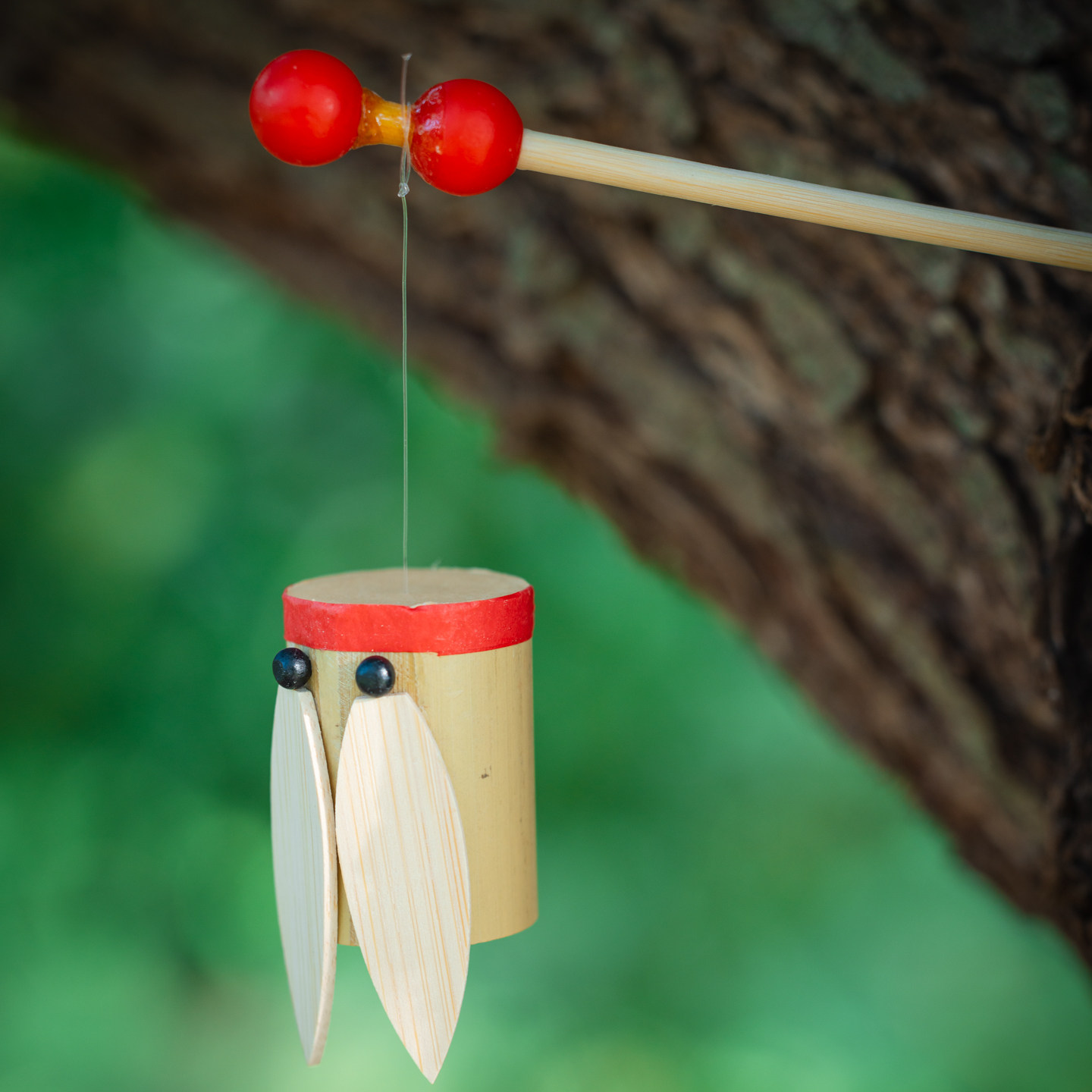 子供向けクリエイティブな竹製セミのおもちゃ：伝統的な竹製の音が出るおもちゃ、懐かしく教育的、回転する竹製のセミが素晴らしい音を出します