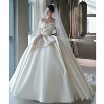 Light wedding dress 2022 new female bride simple atmospheric satin veil senior texture French court retro tow tail