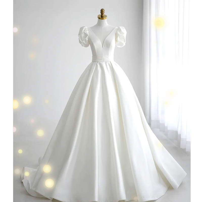 Advanced white wedding dress, V-neckline, french style, suitable for teen