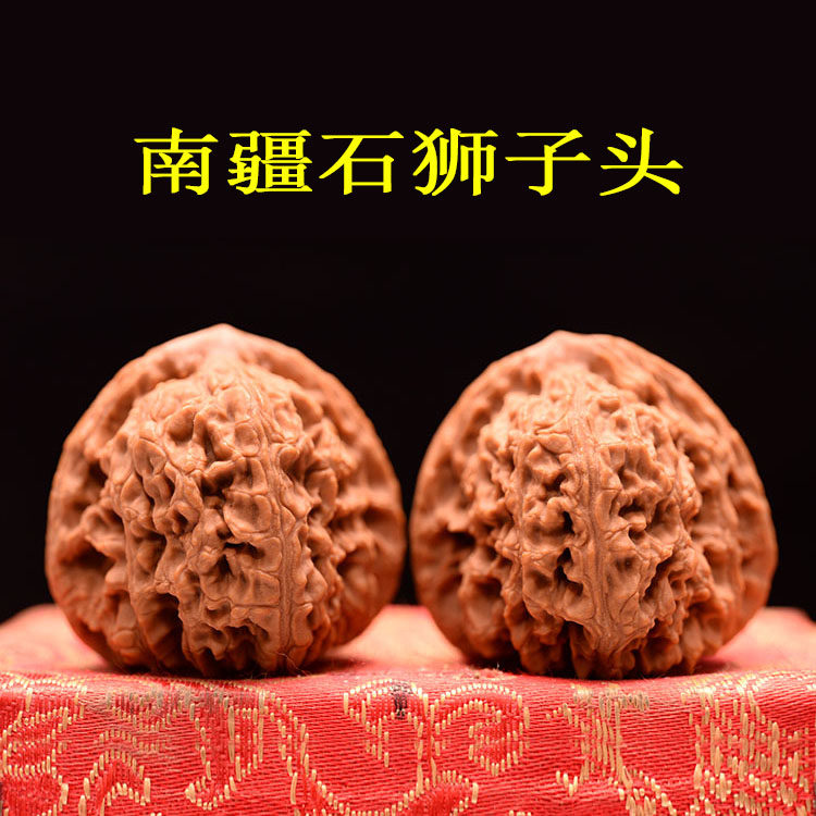 South Jiang Stone Lion Head 42 or so, play walnut hands play with walnut old tree practice walnut antiques