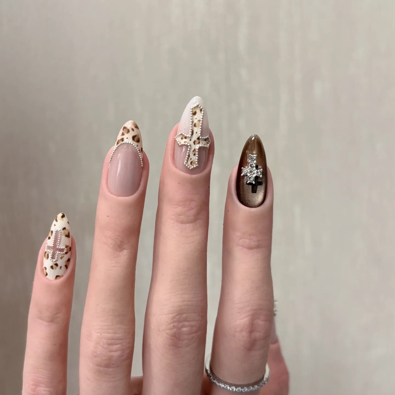 Autumn and Winter Leopard Print Manicure, Brown Manicure, French Style, Handmade Wearable Nails, Fake Nails, Crow Heart Cross Manicure Autumn and Winter Leopard Print Manicure, Brown Manicure, French Style, Handmade Wearable Nails, Fake Nails, Crow Heart Cross Manicure