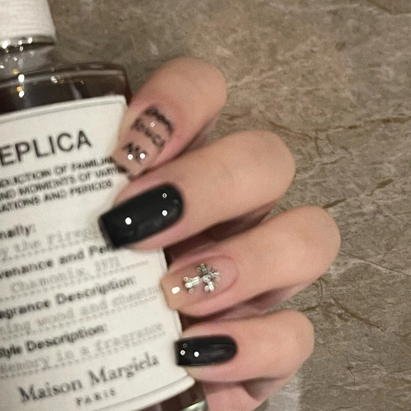 Xiaohongshu Style Autumn Nail Art, Hand-Painted Wearable Nail Tips, Short Black Nail Art That Makes the Skin Look Fairer, Kroc Heart Nail Art Xiaohongshu Style Autumn Nail Art, Hand-Painted Wearable Nail Tips, Short Black Nail Art That Makes the Skin Look Fairer, Kroc Heart Nail Art