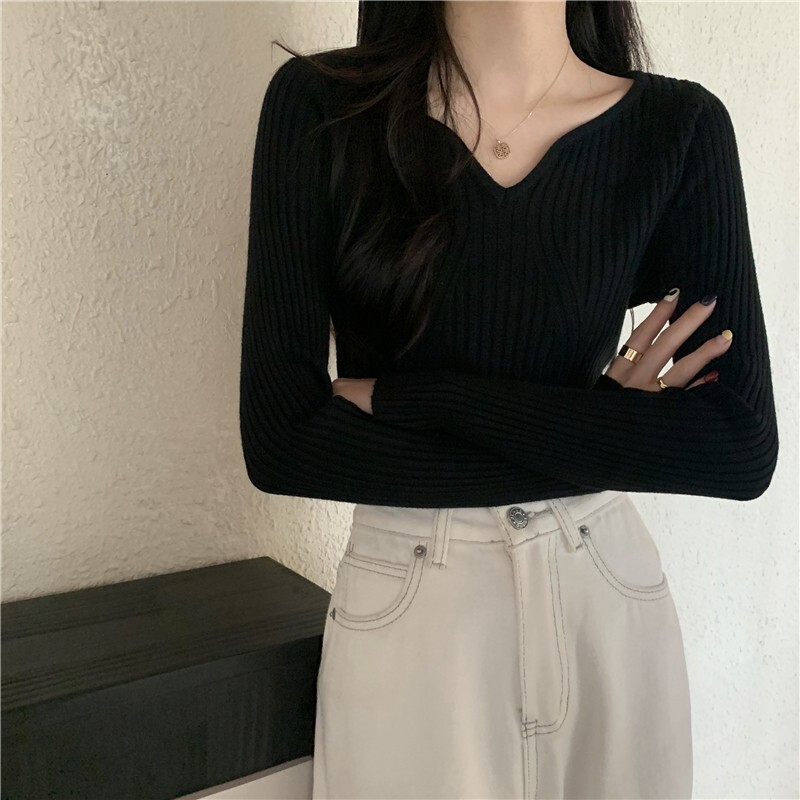 Low-Neck Black Base Layer Sweater for Women, Suitable for Autumn and Winter, Slim-Fitting, Slimming, V-Neck Ribbed Knit Top, Unique and Trendy Low-Neck Black Base Layer Sweater for Women, Suitable for Autumn and Winter, Slim-Fitting, Slimming, V-Neck Ribbed Knit Top, Unique and Trendy
