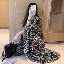 Maternity clothes spring 2022 new French slim fairy bottoming skirt retro floral maternity dress spring and autumn