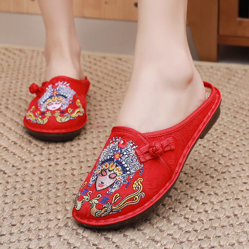 Chinese Style Embroidered Shoes with a Traditional Design, Closed-Toe Half-Slippers, Old Beijing Cloth Shoes, Embroidered Cloth Slippers for Women, Suitable for Outdoor Wear, Mom Shoes