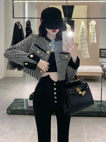 Дизайнерская осенняя красная куртка, тренд сезона, городской стиль