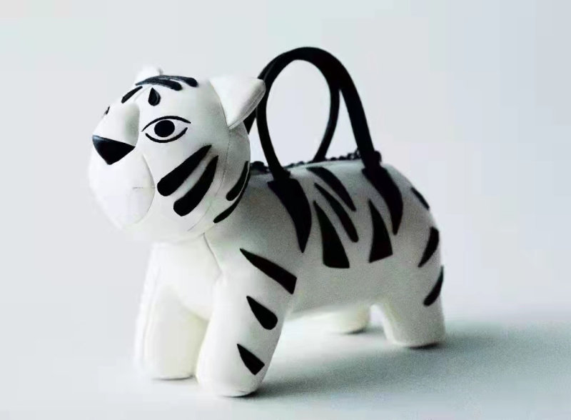 Z family's new limited edition fashion cartoon doll bag cute auspicious tiger shape chain lady's shoulder bag