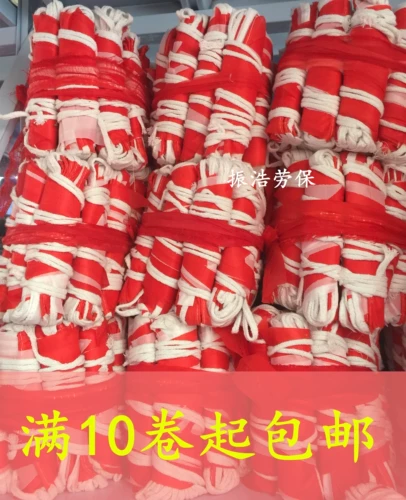 Красный и белый треугольный флаг Стройный площадка Изоляция красного и белого флага Строительственного флага Флаг предупреждения о зоне изоляции красной и белой полосы зоны