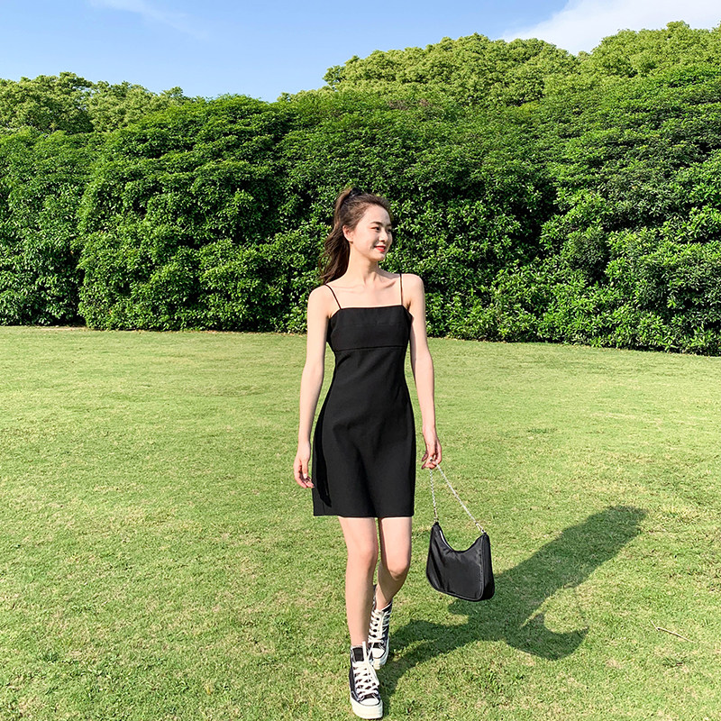 Cold wind black suspender dress female 2022 new summer temperament waist was thin Hepburn scheming little black dress