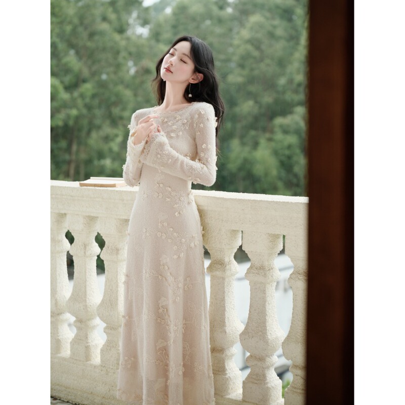 French-Style Elegant Long-Sleeve Lace Dress, White Moonlight Inner Layer, Pure and Alluring, Slim-Fitting Long Dress