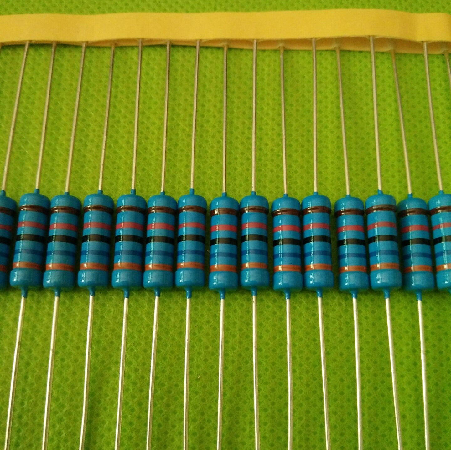 Resistance MF 3W 820R 1% METAL FILM RESISTANCE FIVE COLOR RING RESISTANCE COARSE COPPER FEET 3WS Type 820 au