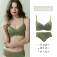 Комплект нижнего белья антикварного зеленого цвета.