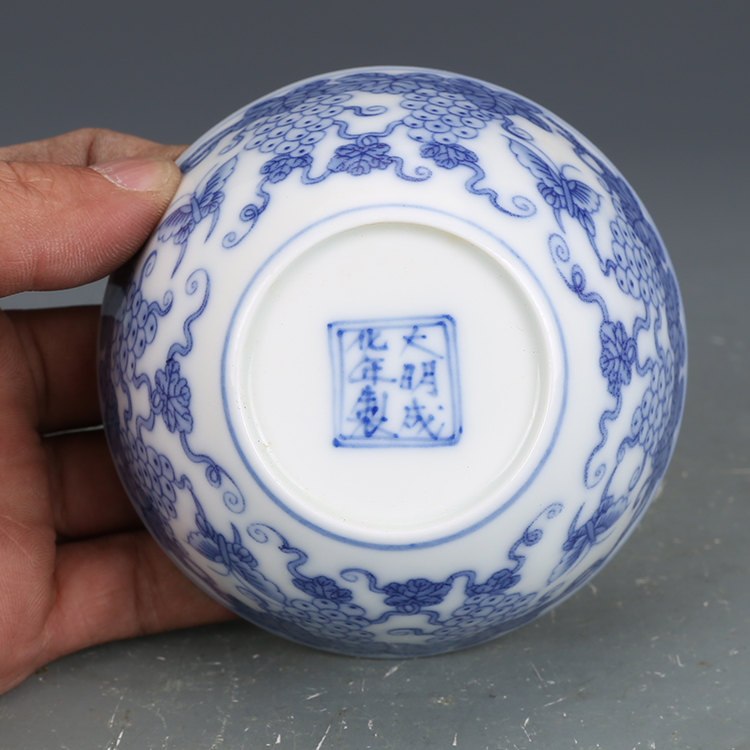 中国 大明成化年製  青花飛蝶文小壺 中国 大明成化年製 青花飛蝶文小壺 中国 大明成化年製 青花飛蝶