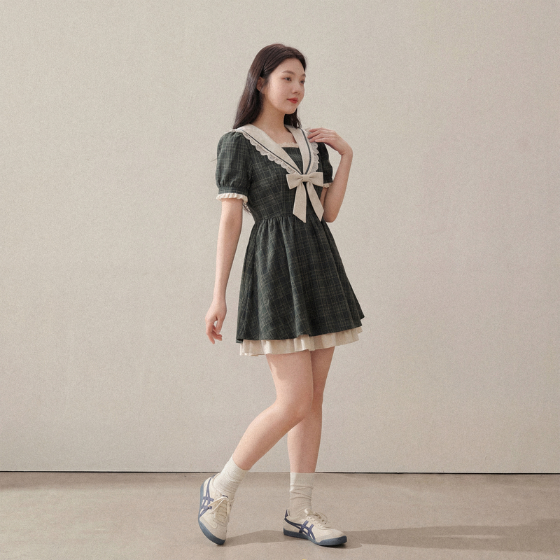 A Large-Size College-Style Plaid Dress for Women, Summer Slimming Navy Collar Waist-Cinching A-Line Dress
