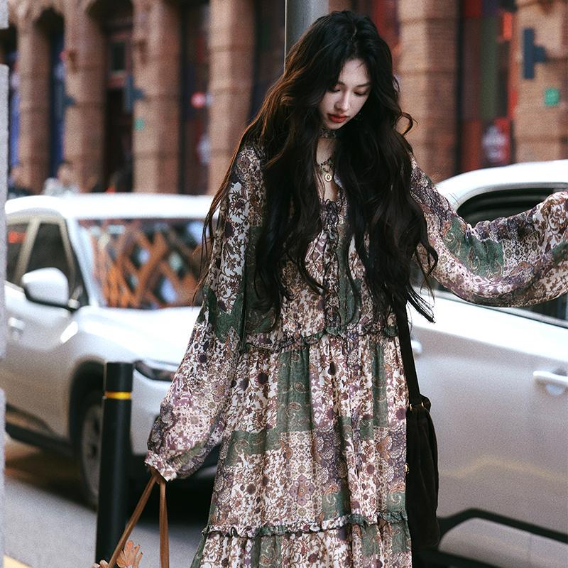 Azure French Retro Chiffon Printed Dress, Loose Waist, Simple Tiered Long Dress, Elegant and Suitable for Commuting, Autumn and Winter Women's Wear