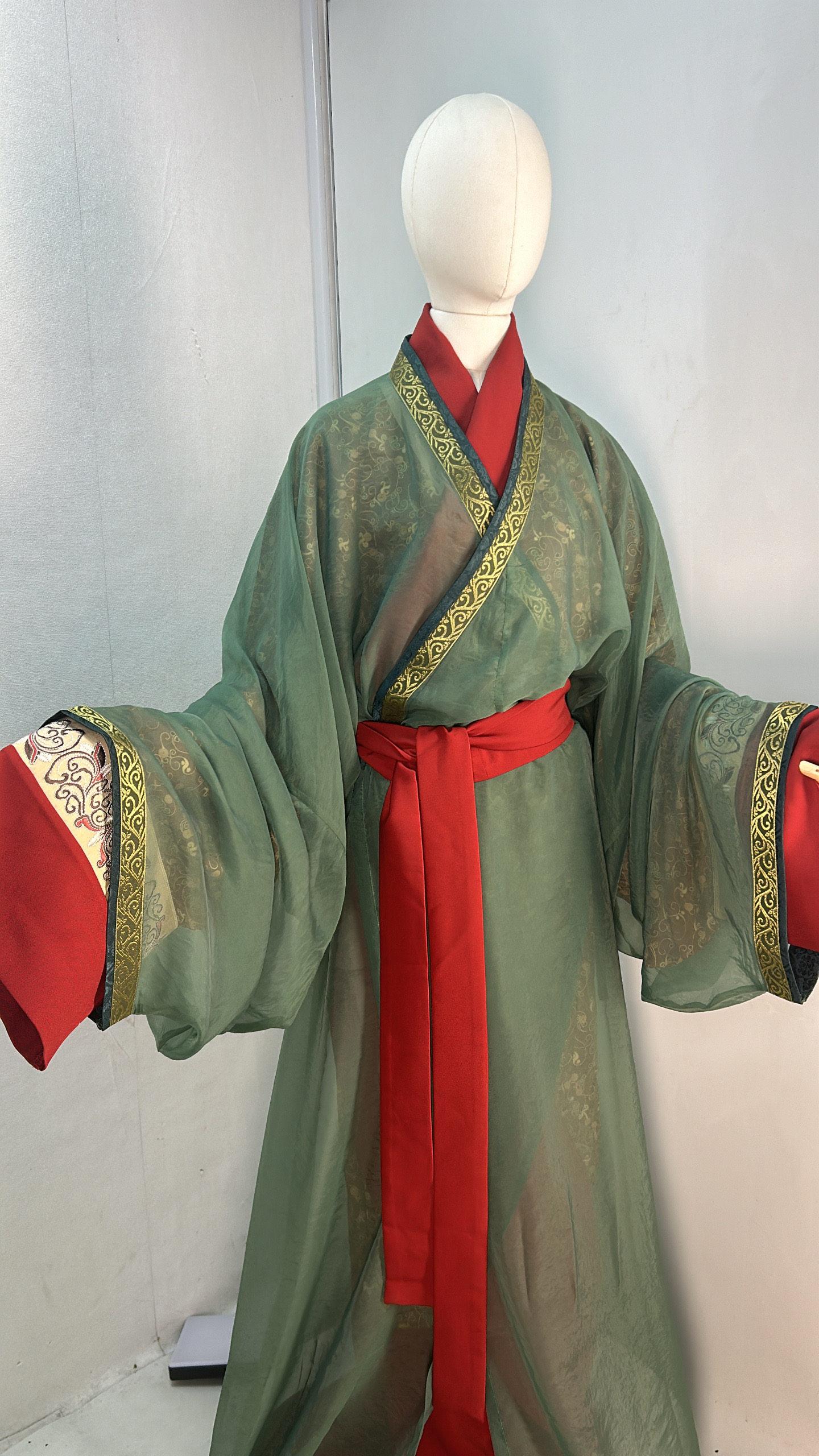 西児は馬王堆のストレート裾とカーブ裾のガーゼドレスを模した漢服を作る