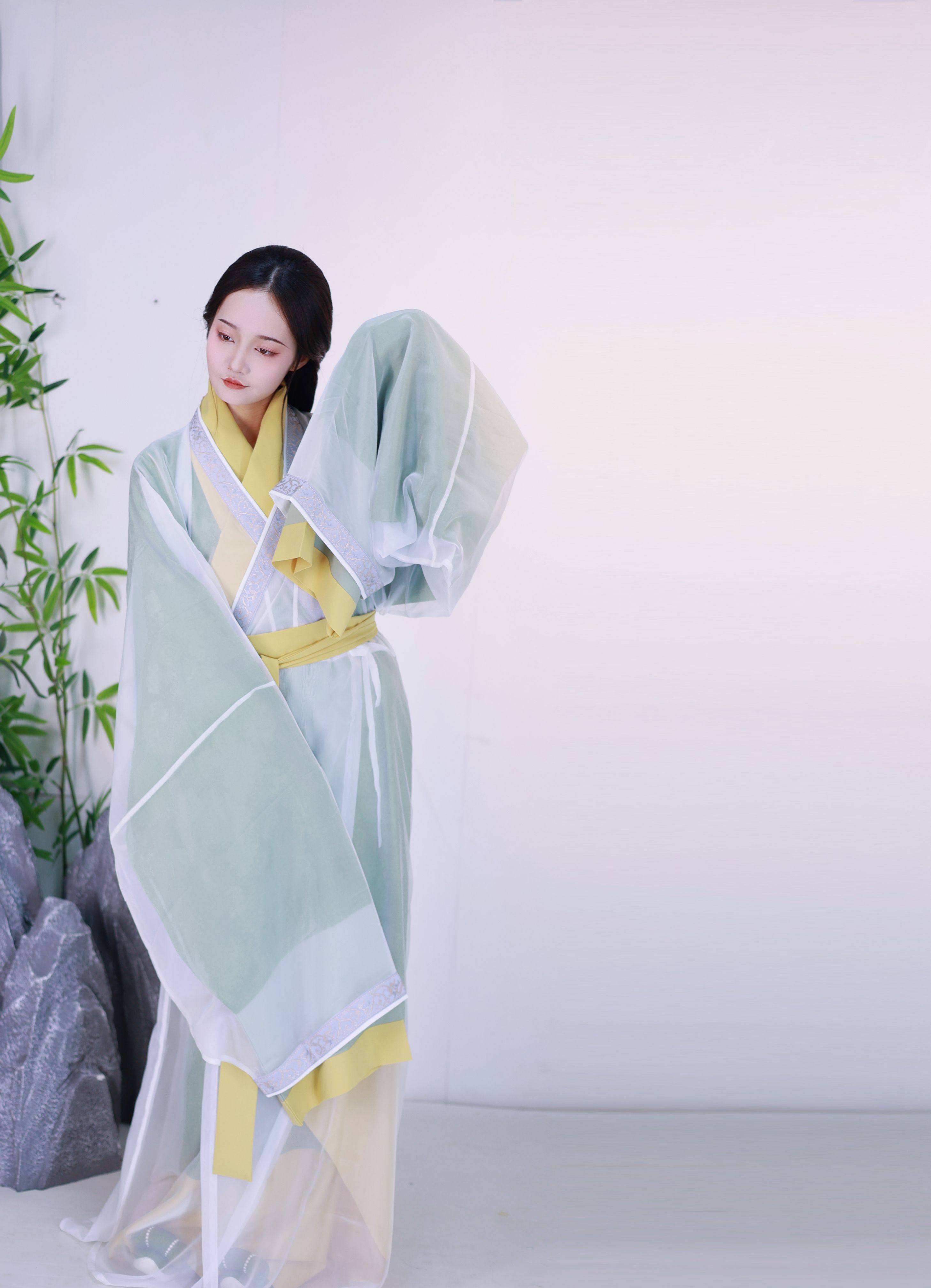 西児は馬王堆様式を模した、裾が曲線を描き、薄手のローブを特徴とする2点セットの漢服を製作した。