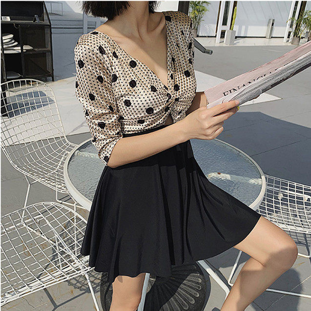 Lady's temperament is large size and fat person is conspicuthin with a steel ring big chest cup retro little crowdsourced design white holiday swimsuit