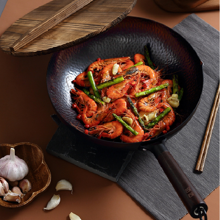 Bz-Fc501 Wooden Lid Wok Frying Pan Bai Zao Zhuo Yue Forged Patterned Fine Iron Bz-Fc501 Wooden Lid Wok Frying Pan Bai Zao Zhuo Yue Forged Patterned Fine Iron