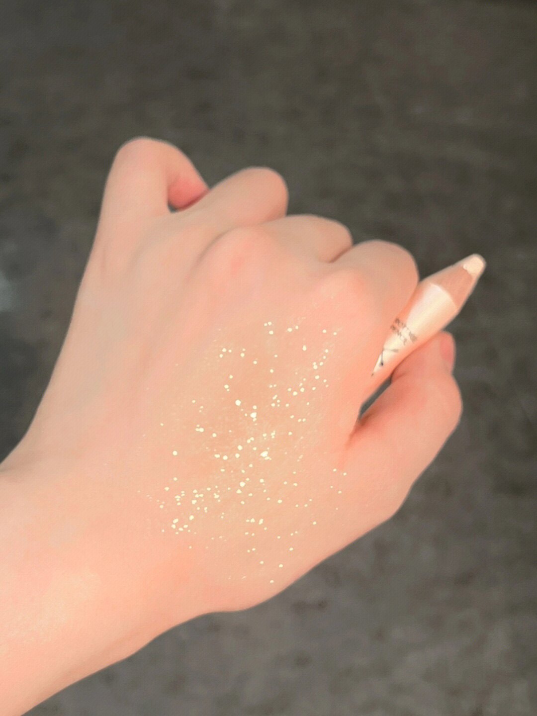 Лежа шелкопряда 香槟奶白色无辜妈生感 too cool for school涂酷卧蚕笔01珠光提亮