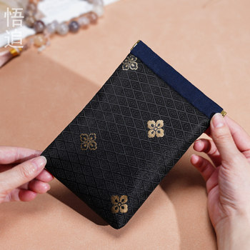 Portable self-closing jewelry bracelet jewelry storage bag