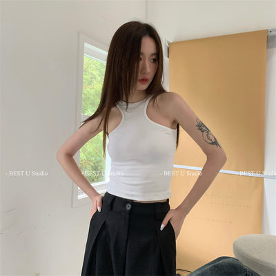 TCCW's new summer casual solid-color base layer is a white sleeveless knitted vest for women, which is slimming and form-fitting. It is paired with an inner top
