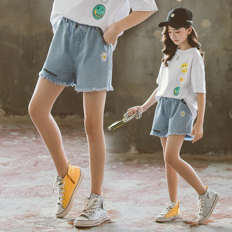 Girls Summer clothes 2022 new Korean version Jeans Shorts Children Small Daisy Wool outside wearing hot pants jeans