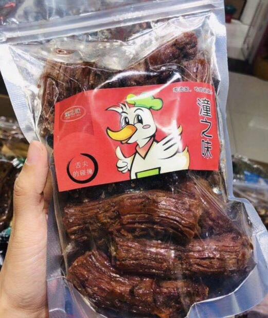 The Tong Taste hand rips the duck neck with a catty taste deep in it and it can also be hand ripping the duck neck slightly spicy and slightly spicy