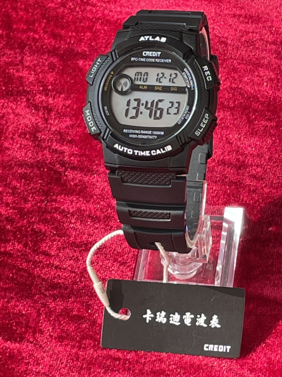 カレディの電波時計は、1500kmの全天候型受信範囲、自動時刻同期機能、そして誤差ゼロを実現しています。