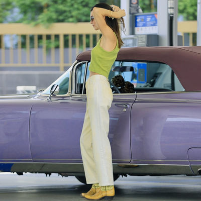 Kendall's basic style is easy to wear and match. It's an American short crop top with a halter top and a crop top
