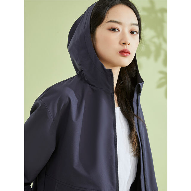 Giordano coat ແມ່ຍິງພາກຮຽນ spring ແລະ summer ໃຫມ່ກາງແຈ້ງສີແຂງ woven multi-pocket mesh hooded windbreaker ສໍາລັບແມ່ຍິງ 05373062