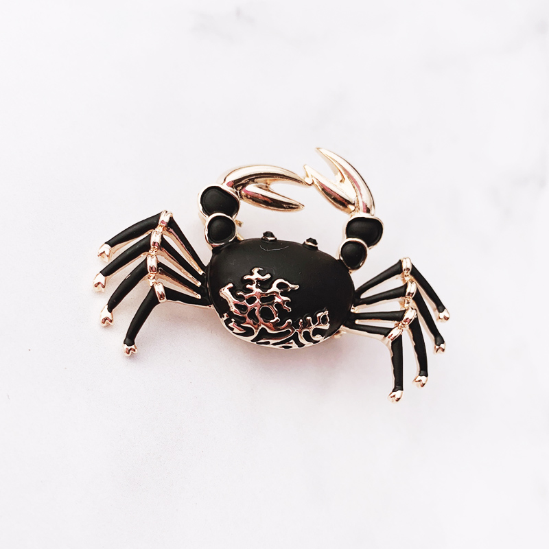 Korean version of fashion temperament black crab brooch retro metal pattern small collar pin high-quality jewelry texture pin