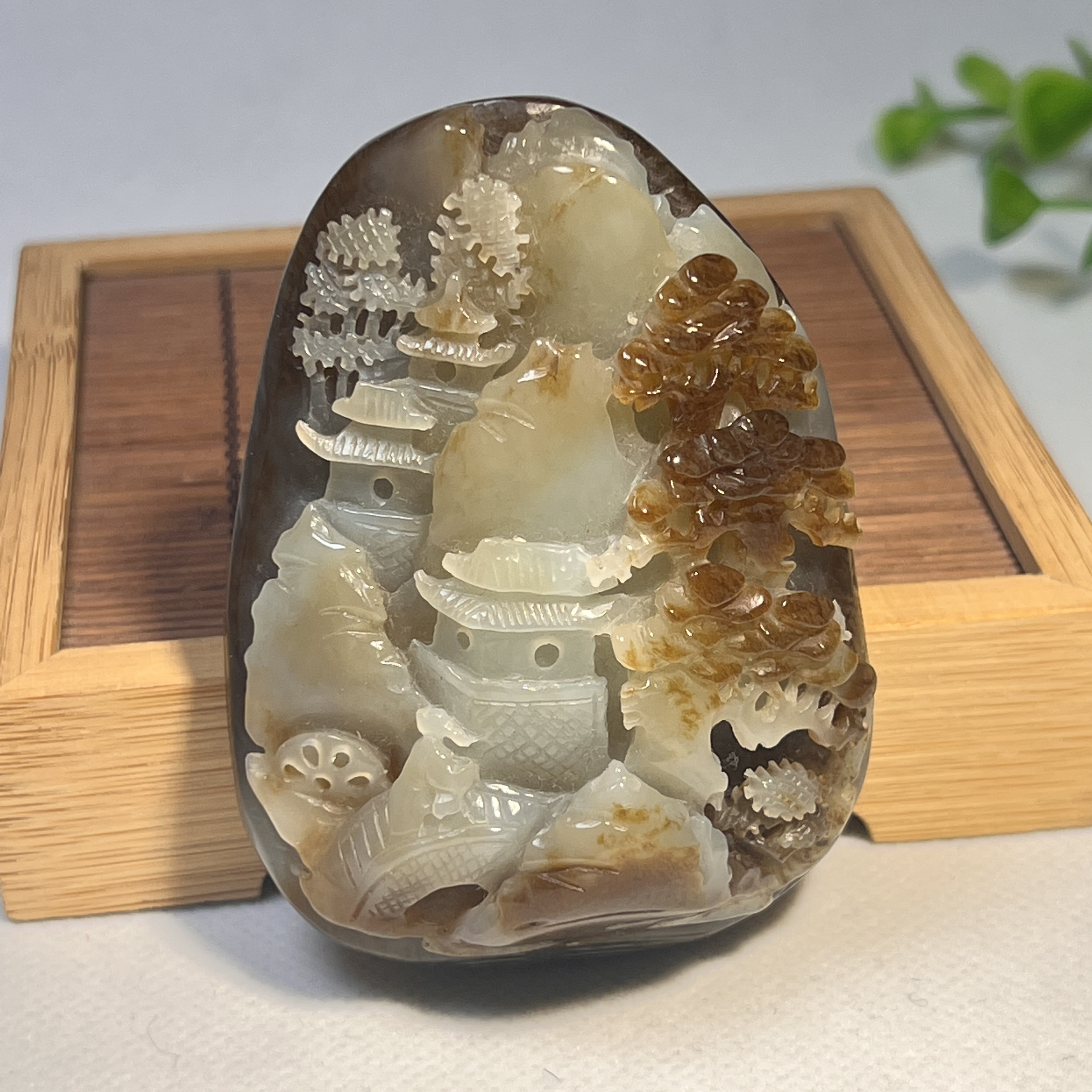 本玉　新疆産和田玉　山水紋　浮き手彫り　根付　天然石　旧家蔵出し　手握り石 本玉 新疆産和田玉 山水紋 浮き手彫り 根付 天然石 旧家蔵出し