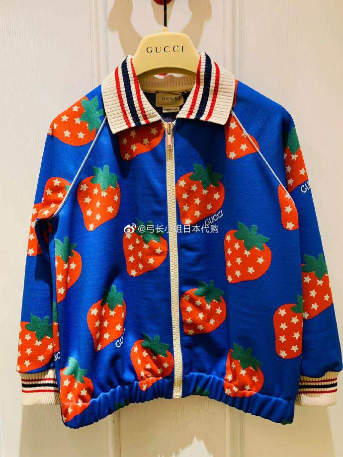 gucci 2201 full printed cartoon strawberry coat spelled single shoulder