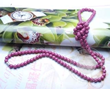 Бусины, розовое ожерелье, свитер