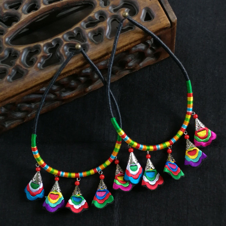 2018 summer new Yunnan ethnic style embroidered pendant small flowers women's short collarbone necklace hair accessories